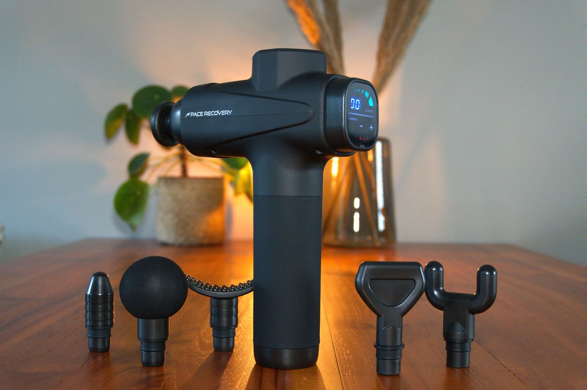 Pace Recovery massage gun van de achterzijde met opzetstukken